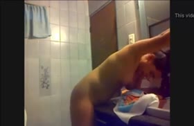 Киргизская бабенка трется киской об тумбочку в ванно