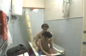 Молодая парочка снимает любительский секс в ванной